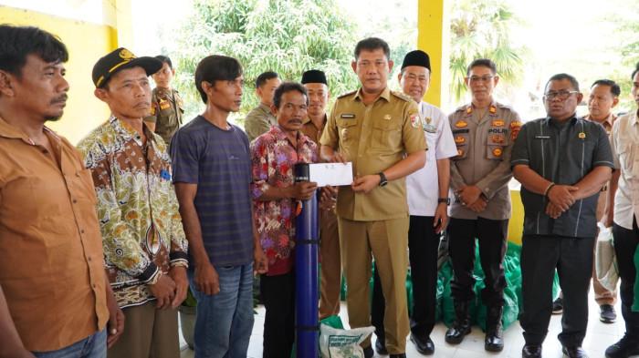 Wabup Tubaba Serahkan Bantuan untuk Keluarga Korban Ledakan Oven di PT Mentari Prima Jaya Abadi